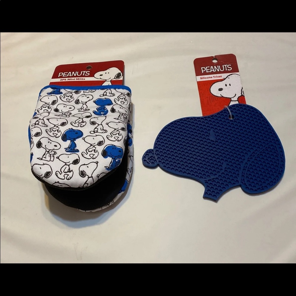 NWT Snoopy Silicone Trivet & 
Set of two mini oven mitts
